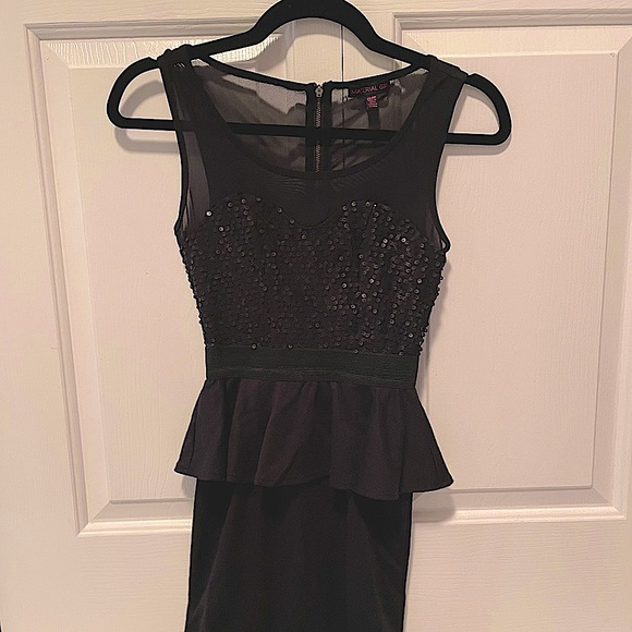 LBD Super cute peplum style🖤👗 - Picture 2 of 4